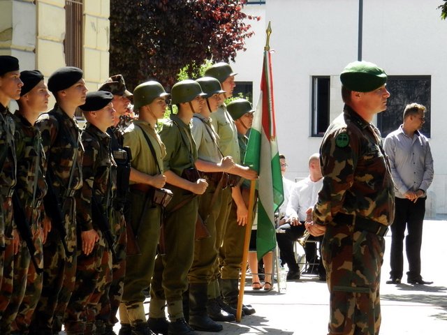 Emlékmenet a katonahősökért 2017 18